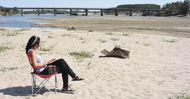 Edirne’de sıcaklar bastırdı, Tunca Nehri kurudu