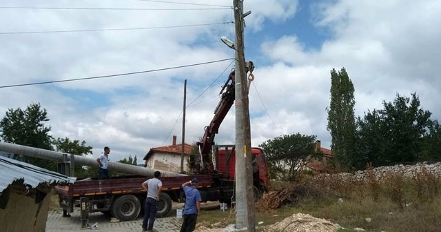 Emet Yeniceköy'de elektrik direkleri ve hatlar yenileniyor