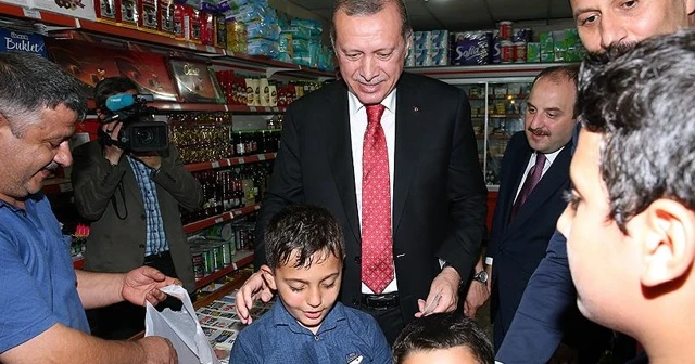 Erdoğan Rize&#039;de çocuklara çikolata dağıttı