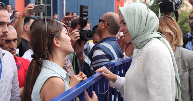 Eşi cezaevinde olan kadın, gözyaşları içinde Bakan'dan yardım istedi