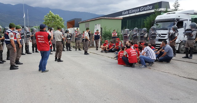 Fabrikanın araç çıkış kapısında oturan işçiler gözaltına alındı