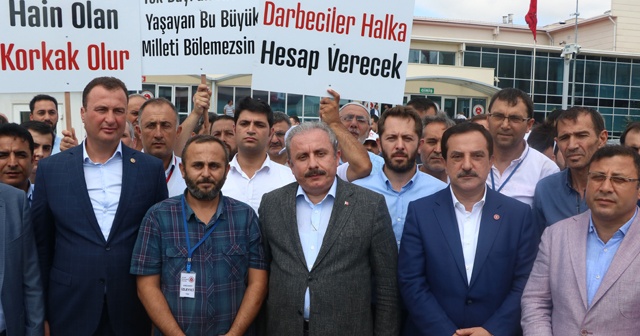 FETÖ elebaşı Fetullah Gülen&#039;e seccadeli protesto