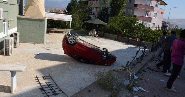 Freni boşalan otomobil cami avlusuna devrildi