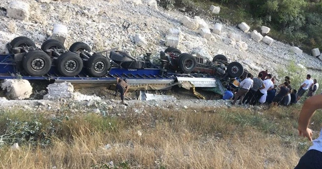 Freni boşalan tır kalabalığın arasına daldı: 3 ölü, 3 yaralı