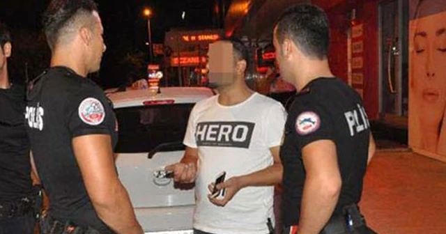 Giydiği ‘HERO’ yazılı tişörtü yakmak istedi