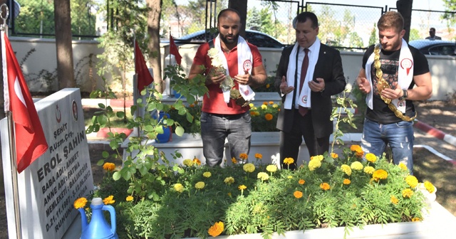 Güreşler öncesi halk başpehlivanlara altın taktı