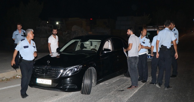 İkiz plaka şüphelisi aracı durdurmak için yola kapan döşendi, polis alarma geçti