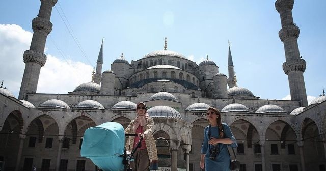 İstanbul&#039;a ilk 6 ayda 4 milyon 385 bin turist geldi