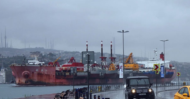 İstanbul Boğazı’nda ilginç görüntü