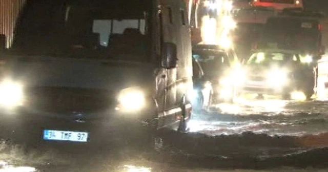 İstanbul’da alt geçidi su bastı