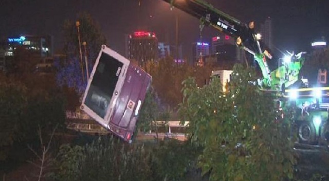 İstanbul&#039;da belediye otobüsü devrildi