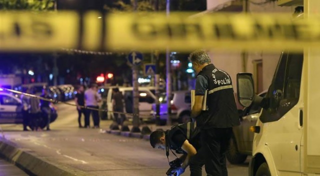 İstanbul&#039;da olaylı gece: 1’i polis 2 yaralı!