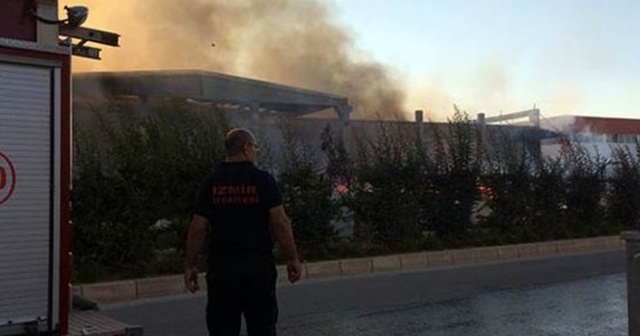 İzmir&#039;de fabrika yangını