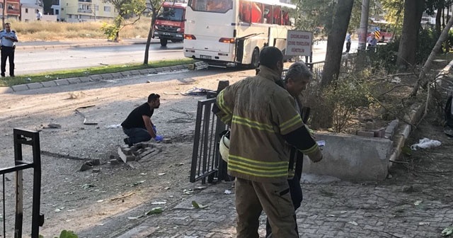 İzmir&#039;de servis aracında patlama