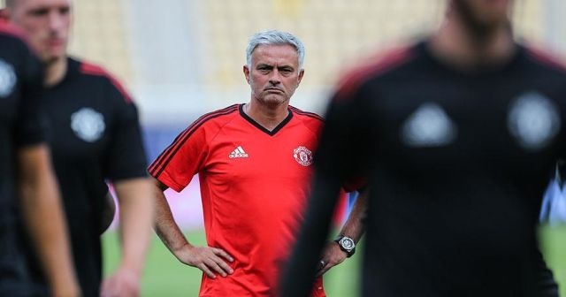 Jose Mourinho eski öğrencileriyle kazanıyor