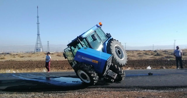 Kamyona çarpan traktör ortadan ikiye bölündü