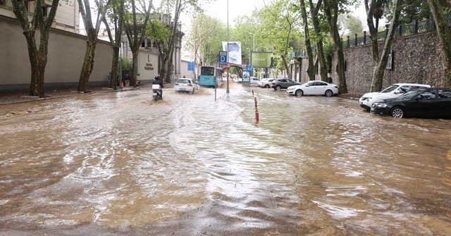 Kapalı çarşı yoğun yağıştan etkilendi, su bastı