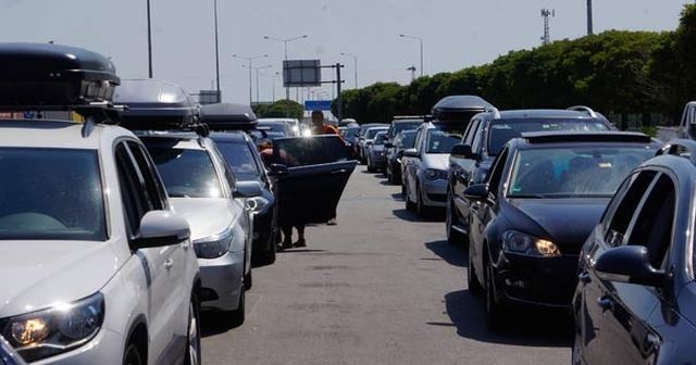 Kapıkule&#039;de gurbetçilerin 5 kilometre dönüş kuyruğu