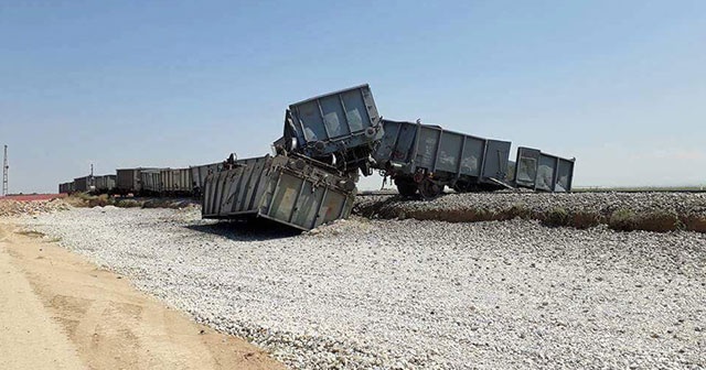 Seyir halindeki yük treni raydan çıktı