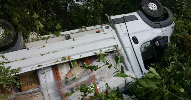 Kastamonu’da kontrolden çıkan kamyon şarampole devrildi