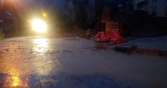 Kastamonu’da sel nedeniyle araçlar yolda mahsur kaldı