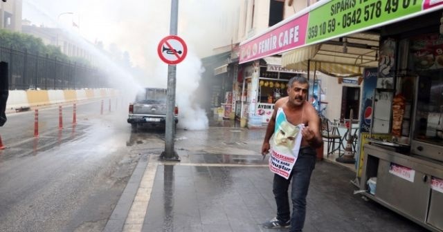 Kayıp annesi için adliye önünde aracını ateşe verdi