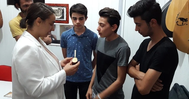 Kırşehirli gençler saz yapımını öğreniyor