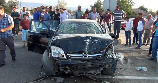 Konya&#039;da iki otomobil çarpıştı: 8 yaralı