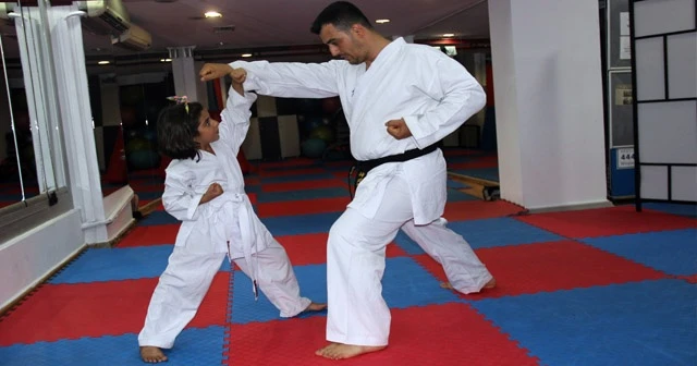 Küçük kız ailesini korumak için karate öğreniyor