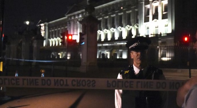 Londra&#039;da polise kılıçlı saldırı