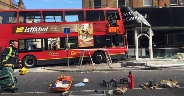 Londra’da yolcu otobüsü mağazaya girdi