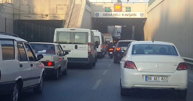 Makara yüklü kamyon alt geçide sıkıştı