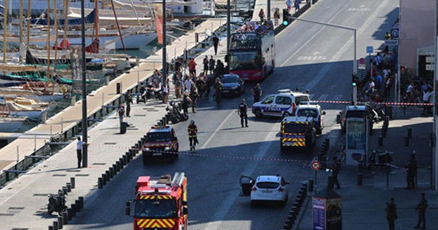 Marsilya&#039;da bir araç otobüs durağına çarptı! Ölü ve yaralılar var