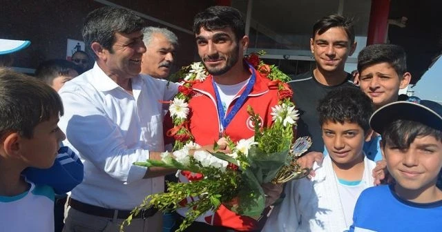 Milli judocu Cengizhan'a davullu zurnalı karşılama