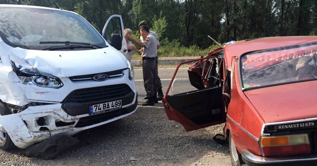 Minibüs ile otomobil kafa kafaya çarpıştı: 2 yaralı