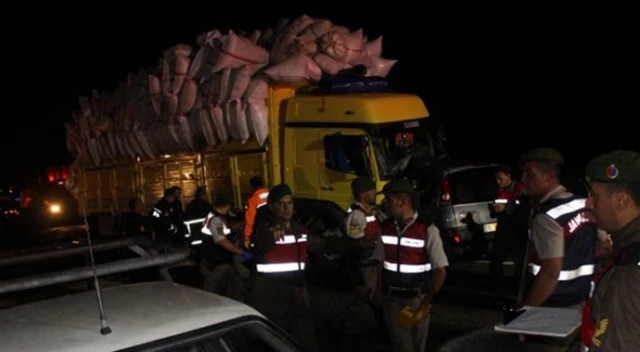 Niğde'de kamyon ile ticari araç çarpıştı: 3 ölü