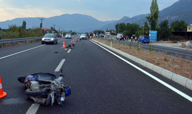 Otomobil ile çarpışan motosikletli hayatını kaybetti