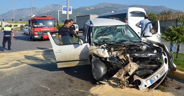 Otomobille işçi minibüsü çarpıştı: 6 yaralı