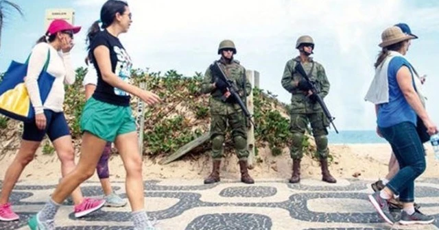 Rio'nun gecekondu mahallelerine 3 bin 500 asker yerleştirildi