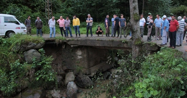 Rize’de bir kişi sel sularına kapılarak kayboldu