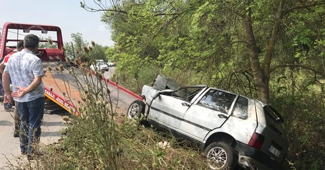 Sakarya’da otomobil su kanalına devrildi: 4 yaralı