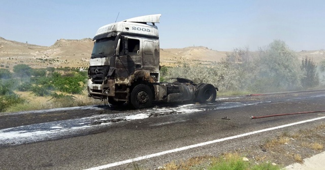 Saman yüklü tır alev aldı