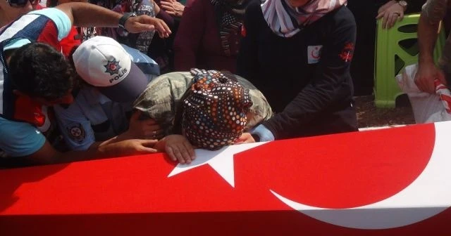 Şehidin hamile eşi tabutuna sarılarak ağladı
