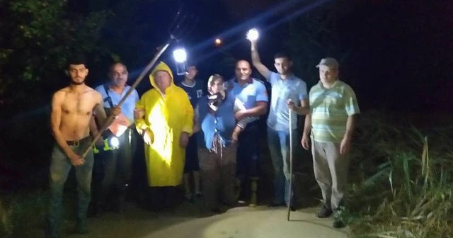 Selde mahsur kalan yaşlı çift ile hayvanlarını itfaiye kurtardı