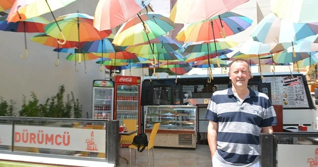 Şemsiyeli dürümcü turistlerin ilgi odağı oldu