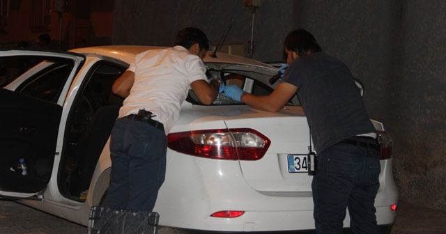 Seyir halindeki otomobile silahlı saldırı: 1 ölü, 1 yaralı