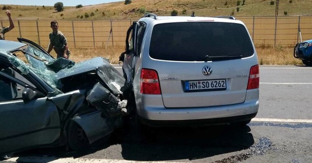 Sivas&#039;ta iki otomobil çarpıştı: 10 yaralı