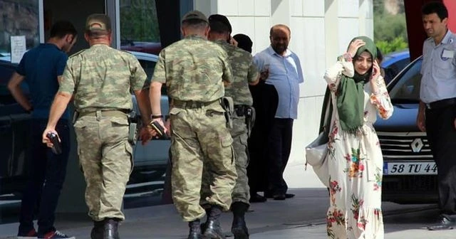 Sivas'ta onlarca asker hastaneye kaldırıldı