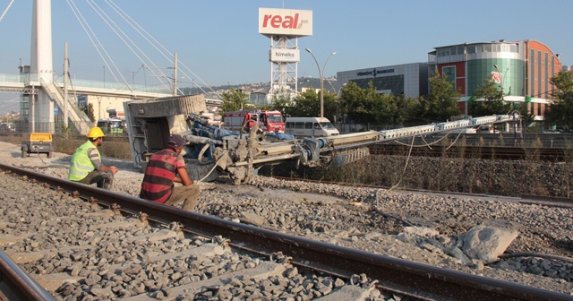 Sondaj makinesi tren yoluna devrildi, tüm seferler durdu