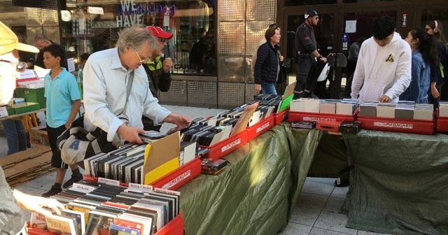 Stockholm&#039;de dünyanın en uzun kitap stantları kuruldu